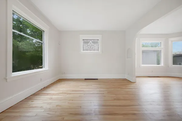 $2,700 | 804 Hawthorne Avenue East, St. Paul, MN 55106