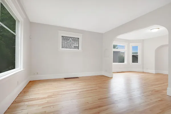 $2,700 | 804 Hawthorne Avenue East, St. Paul, MN 55106