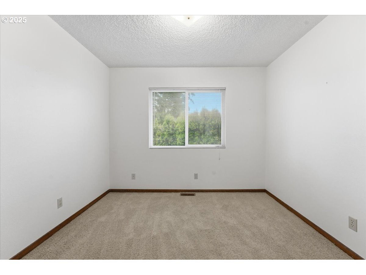 6760 Southwest 199th Court Beaverton, OR 97078 - Photo 25 of 44 an empty room with a window