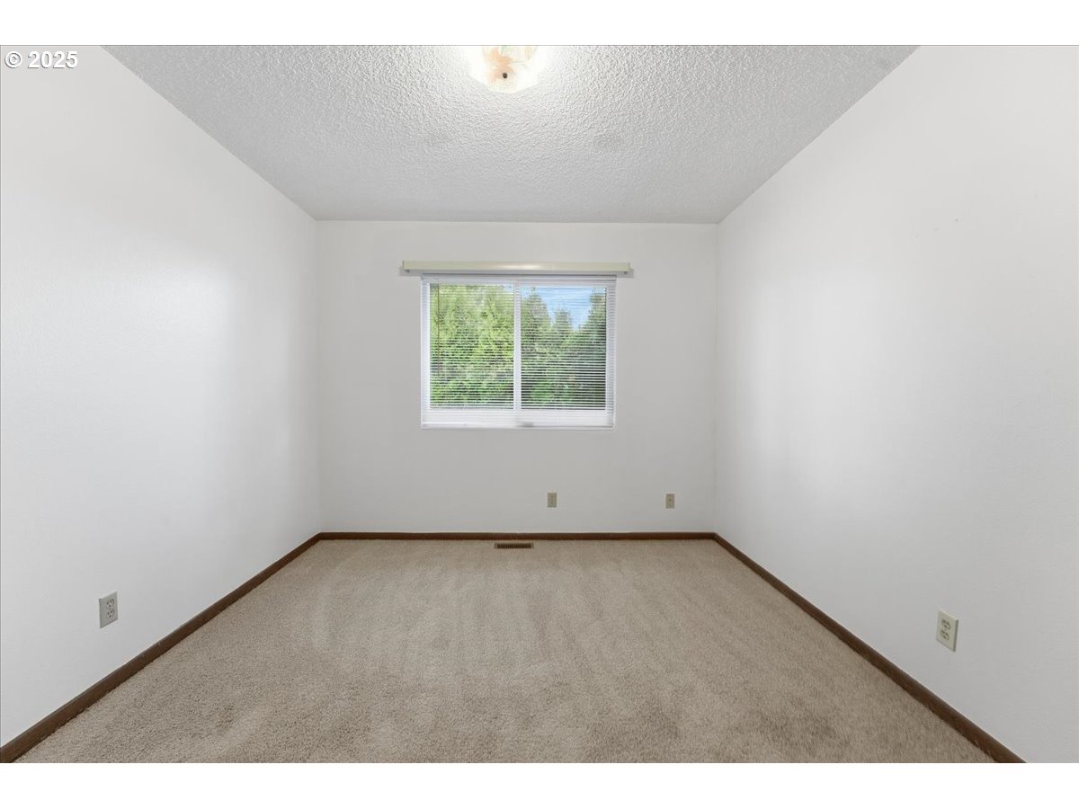 6760 Southwest 199th Court Beaverton, OR 97078 - Photo 27 of 44 an empty room with a window