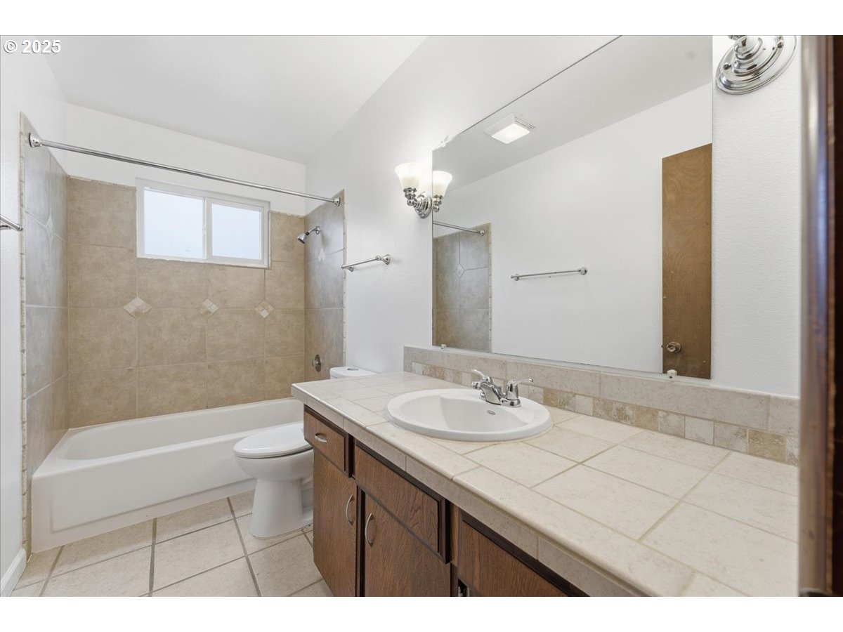 6760 Southwest 199th Court Beaverton, OR 97078 - Photo 29 of 44 a bathroom with a sink a toilet and bathtub