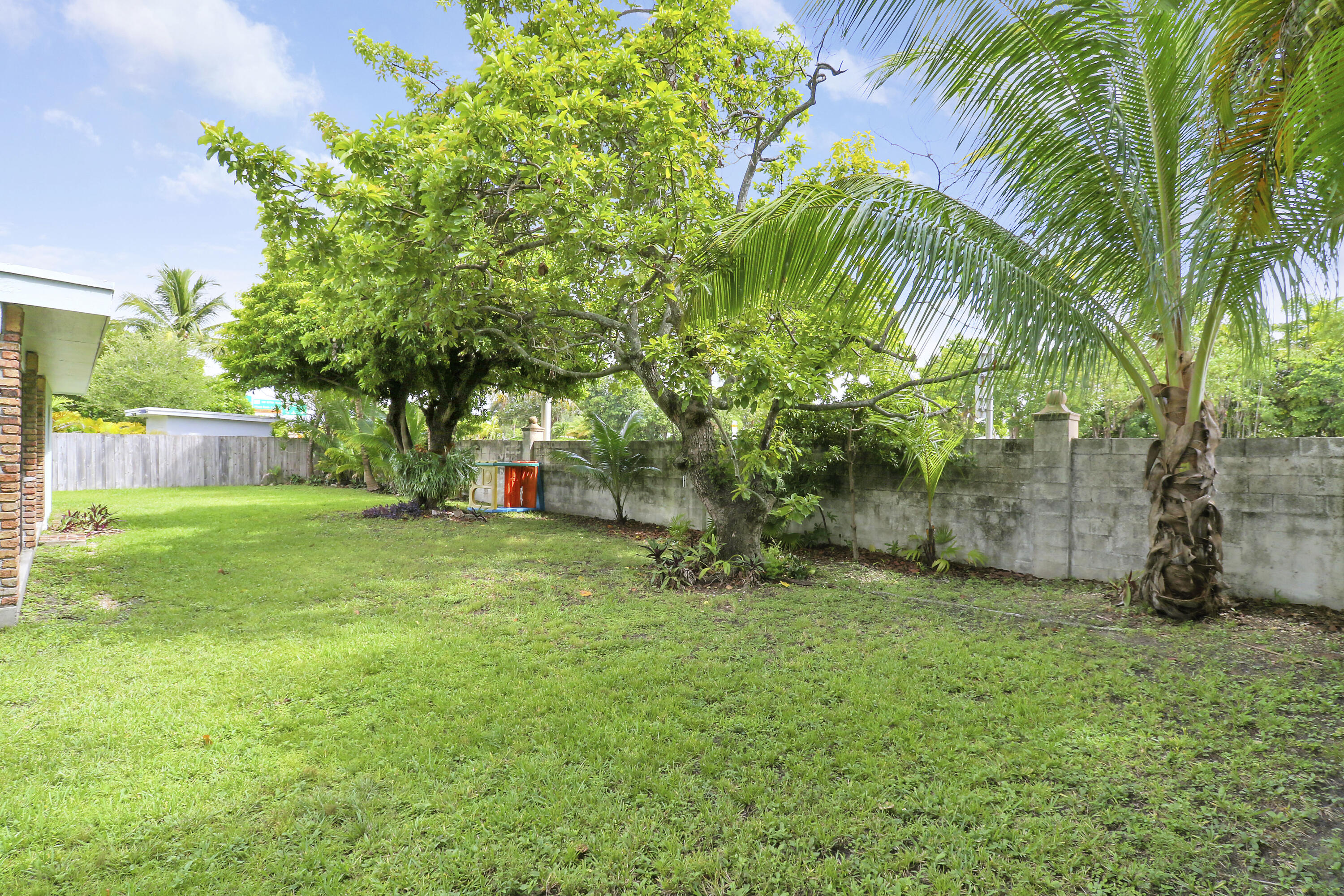 10421 Southwest 107th Street Miami, FL 33176 - Photo 20 of 33 Backyard