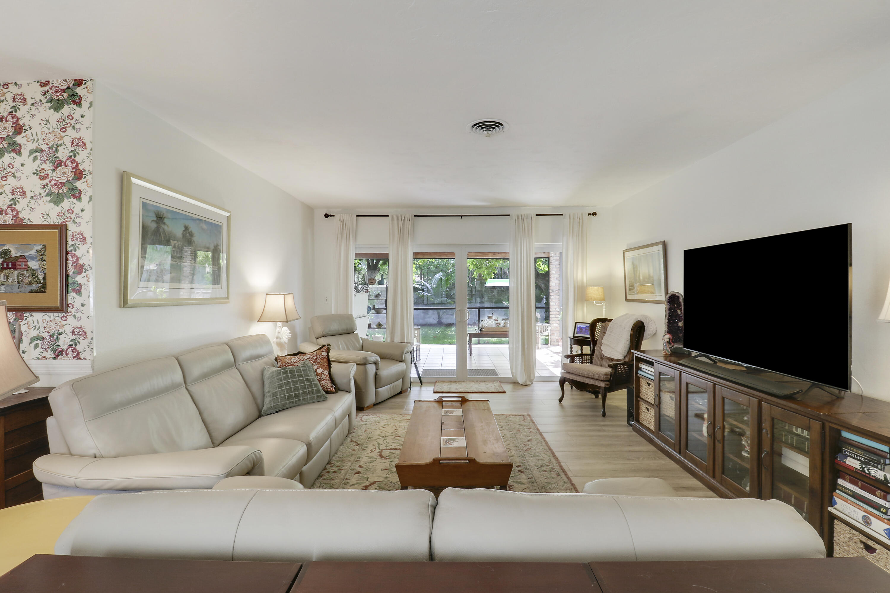10421 Southwest 107th Street Miami, FL 33176 - Photo 2 of 33 Living Room