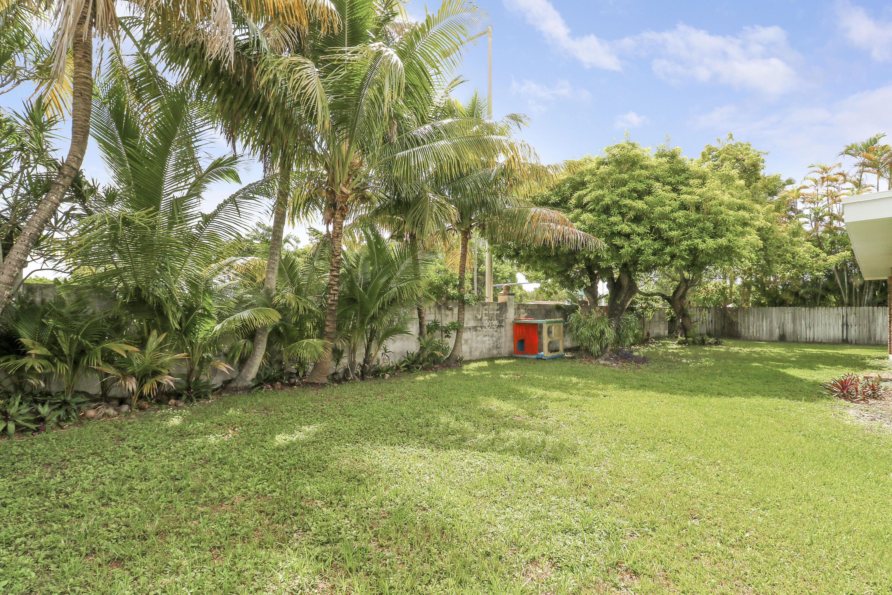 10421 Southwest 107th Street Miami, FL 33176 - Photo 21 of 33 Great Backyard
