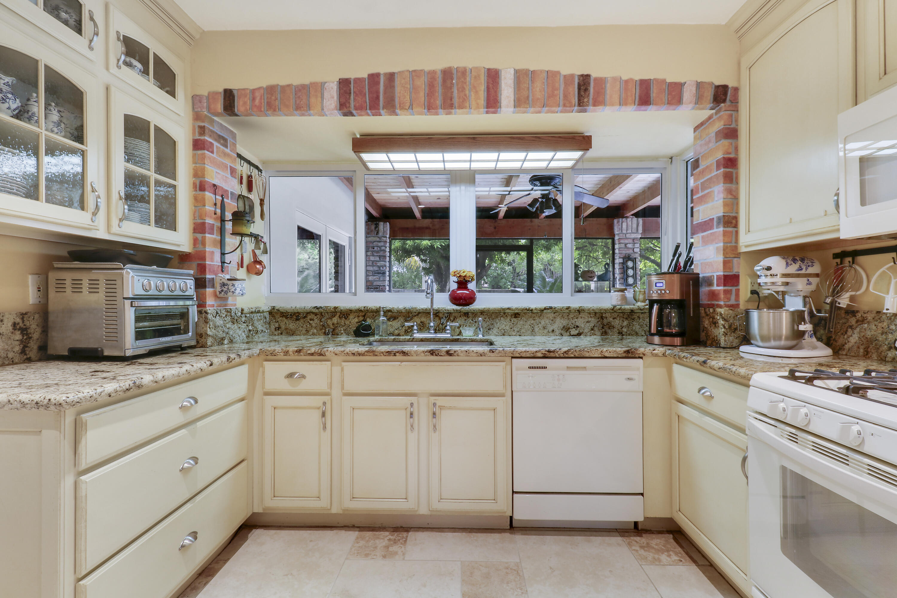 10421 Southwest 107th Street Miami, FL 33176 - Photo 5 of 33 Kitchen