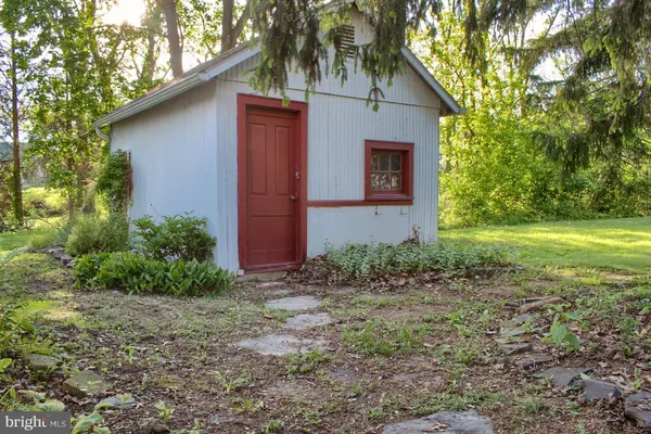 a view of a house with backyard and garden