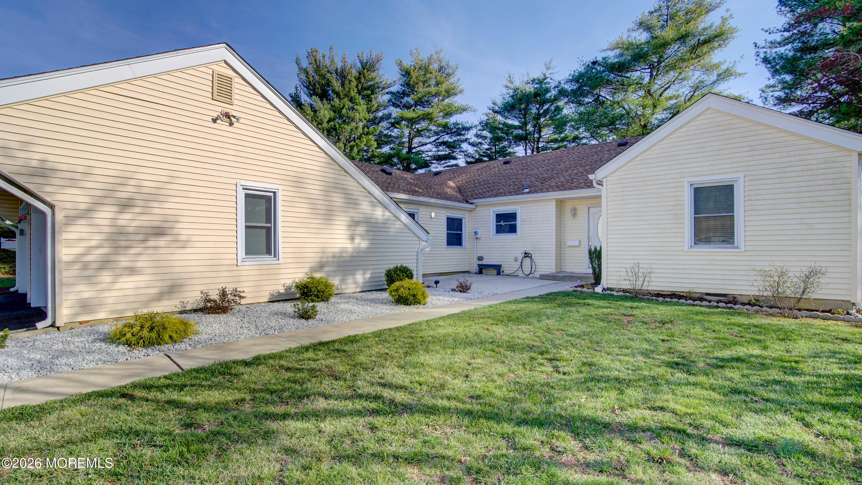 10 Zacatin Road, Unit B Freehold, NJ 07728 - Photo 2 of 39 a backyard of a house with table and chairs