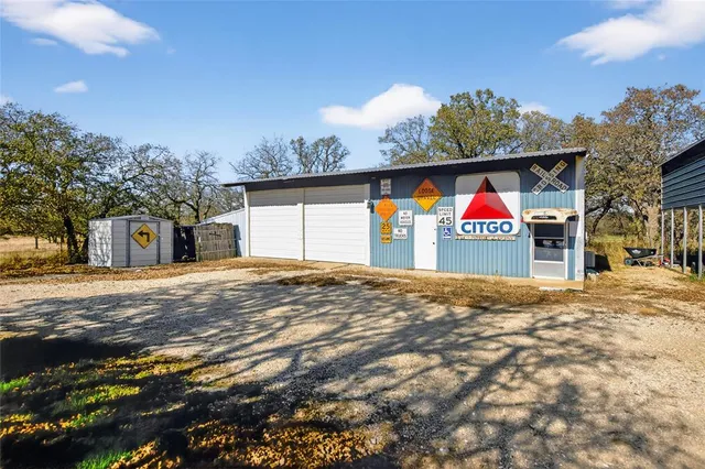 a view of an house with backyard and bushes