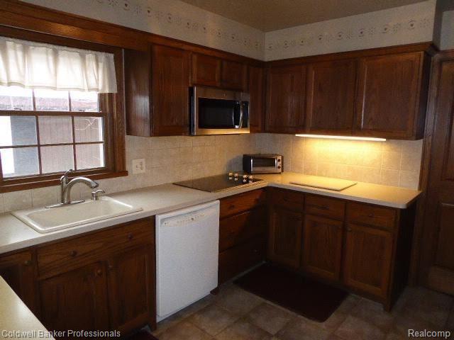 647 East Gunn Road Rochester, MI 48306 - Photo 3 of 37 7ce147d8-b7a0-438b-baef-e3eea742b813.jpg