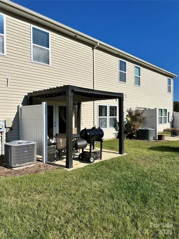 a view of a house with backyard