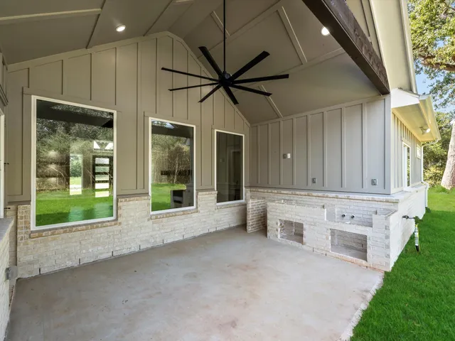 $785,000 | 413 South Garrett Circle, Bellville, TX 77418