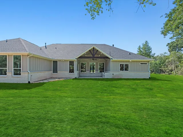 $785,000 | 413 South Garrett Circle, Bellville, TX 77418