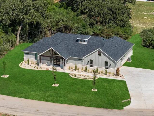 $785,000 | 413 South Garrett Circle, Bellville, TX 77418