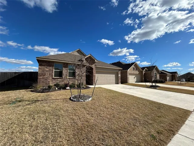 $2,295 | 208 Post Oak Street, Azle, TX 76020