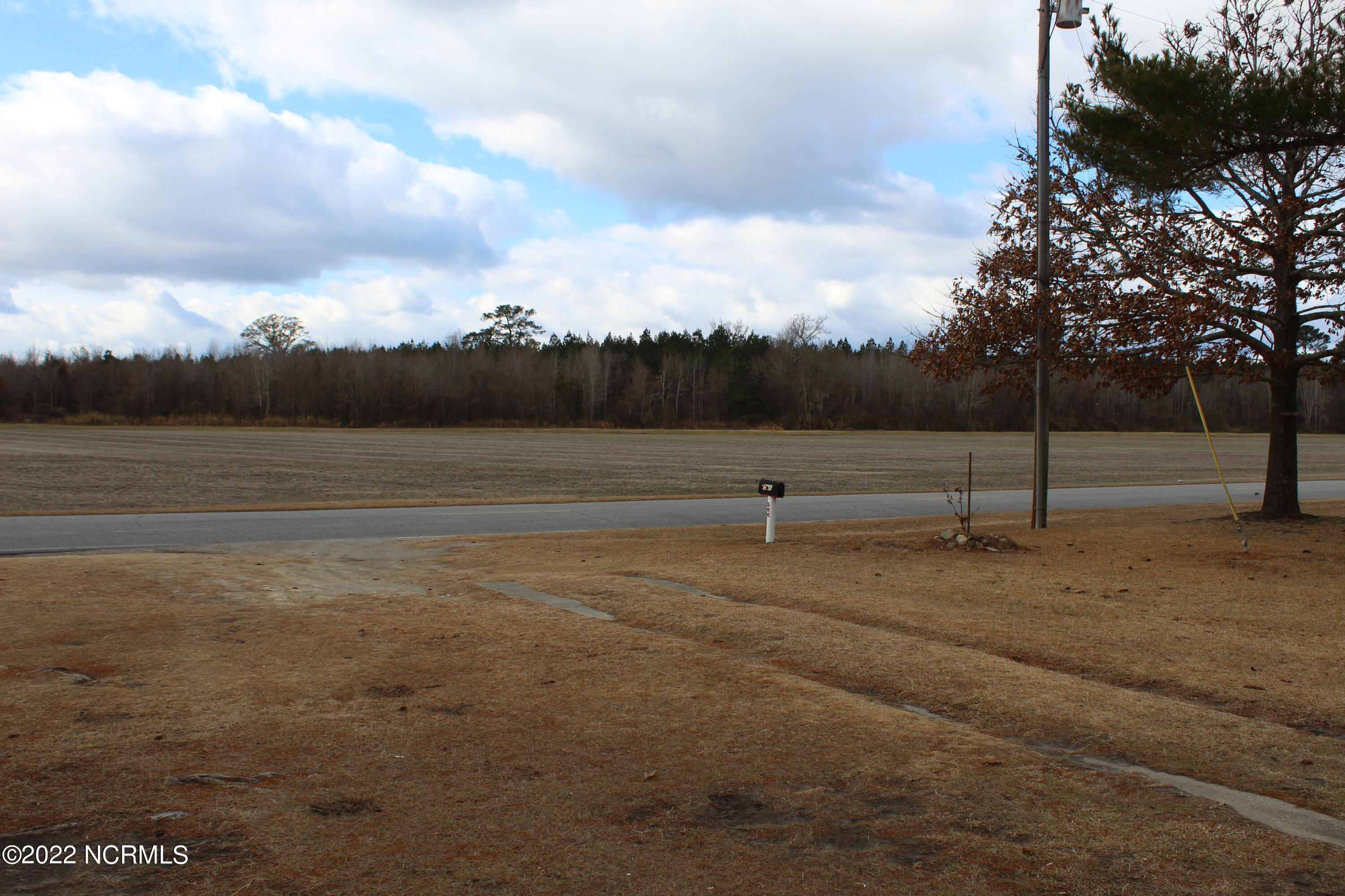 566 Water Road Washington, NC 27889 - Photo 3 of 27 IMG_6977