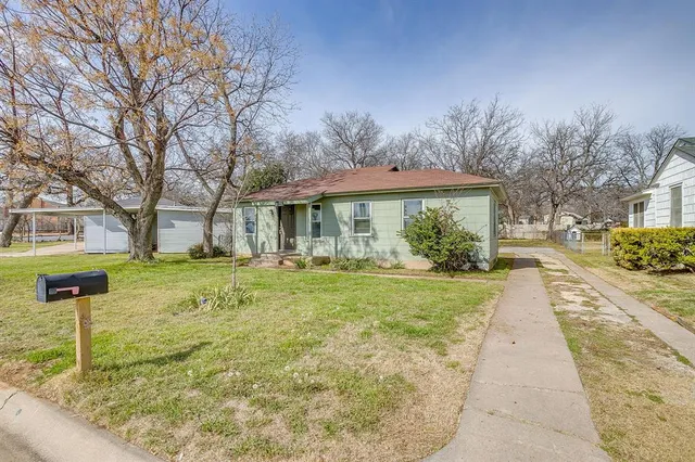 $212,500 | 5032 Hartford Drive, River Oaks, TX 76114