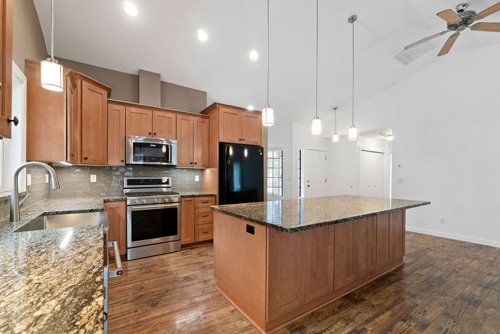 63620 Boyd Acres Road Bend, OR 97701 - Photo 7 of 53 Kitchen