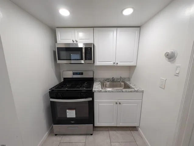 an empty room with closet and a window