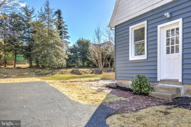 a view of a house with backyard and tree