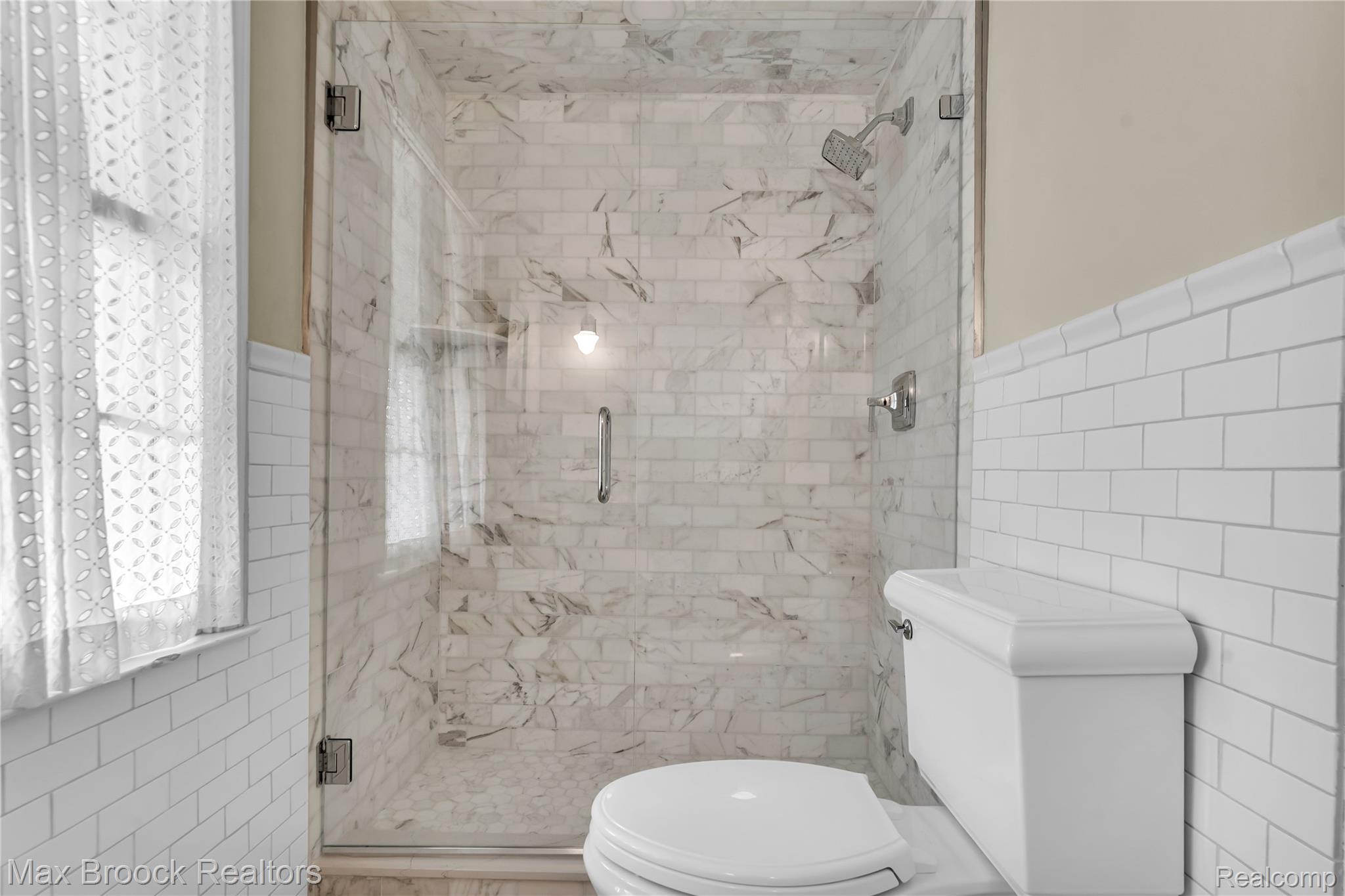 2620 Wendover Road Bloomfield Hills, MI 48302 - Photo 37 of 56 Shared hallway updated bathroom