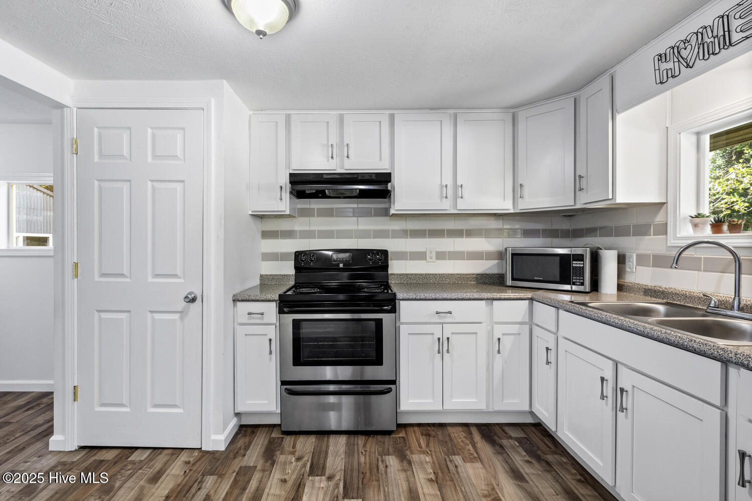 137 Maypatch Road Jacksonville, NC 28546 - Photo 9 of 24 Kitchen w/ pantry