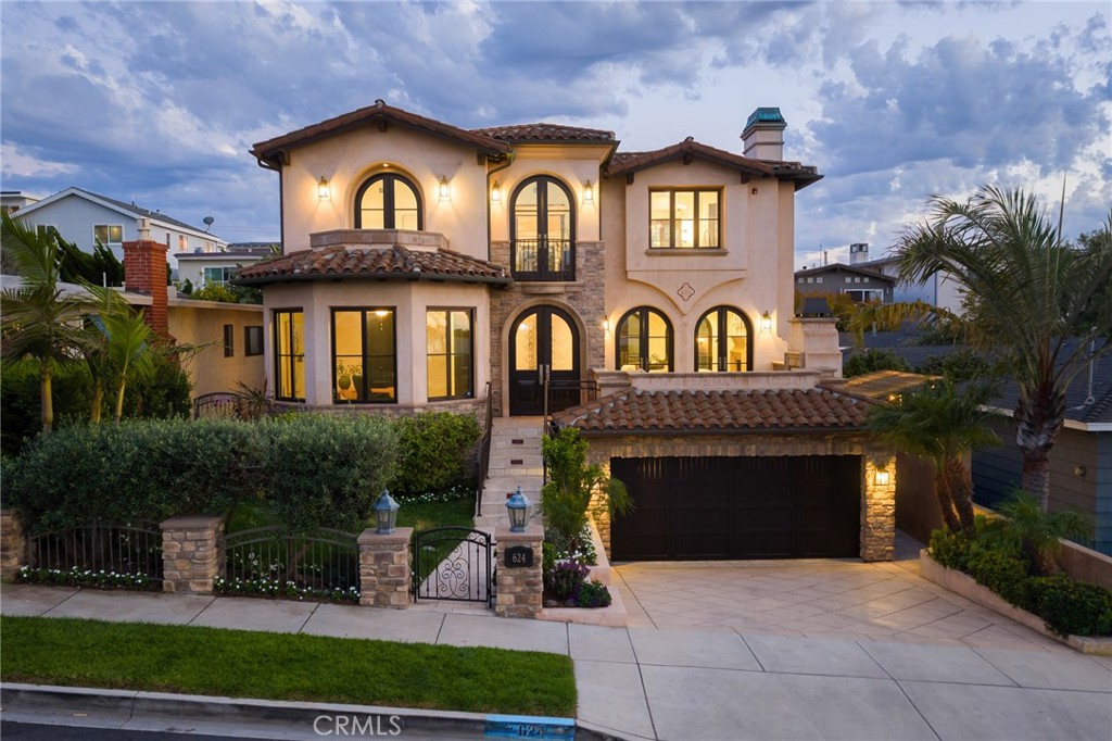 624 14th Street Manhattan Beach, CA 90266 - Photo 72 of 75 a front view of a house with yard