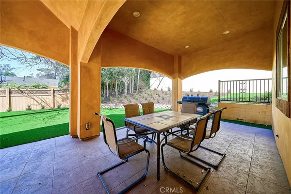 a view of a back yard