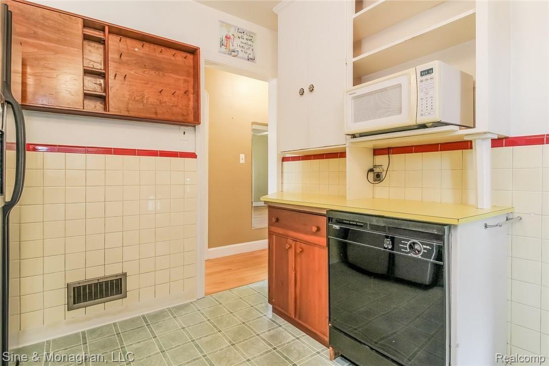 472 Touraine Road Grosse Pointe, MI 48236 - Photo 10 of 26 010-Kitchen-5028288-medium.jpg