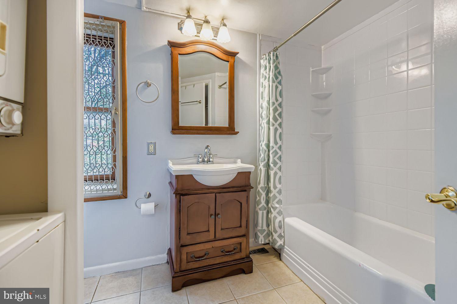 649 Dover Street Baltimore, MD 21230 - Photo 17 of 25 a bathroom with a tub sink and mirror