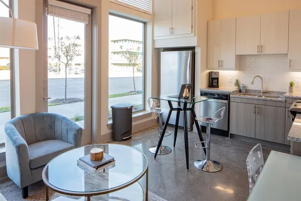 $2,425 | 830 North Zang Boulevard, Unit 1305, Dallas, TX 75208