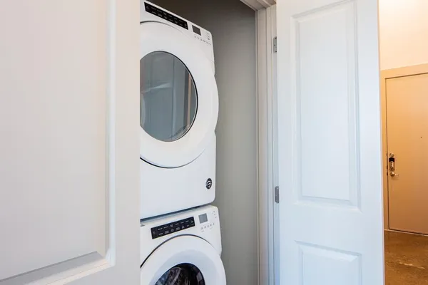 $2,425 | 830 North Zang Boulevard, Unit 1305, Dallas, TX 75208