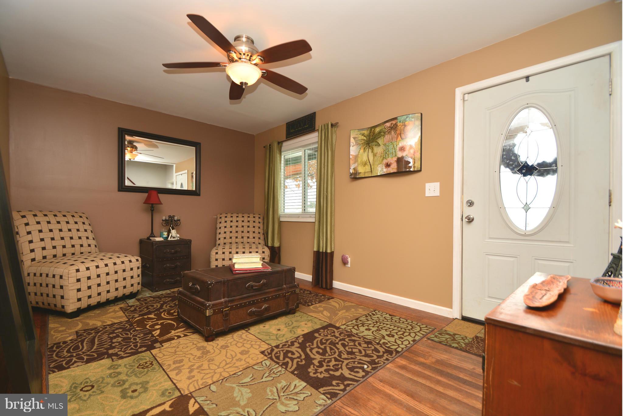 440 Old Home Road Baltimore, MD 21206 - Photo 9 of 30 Living Room