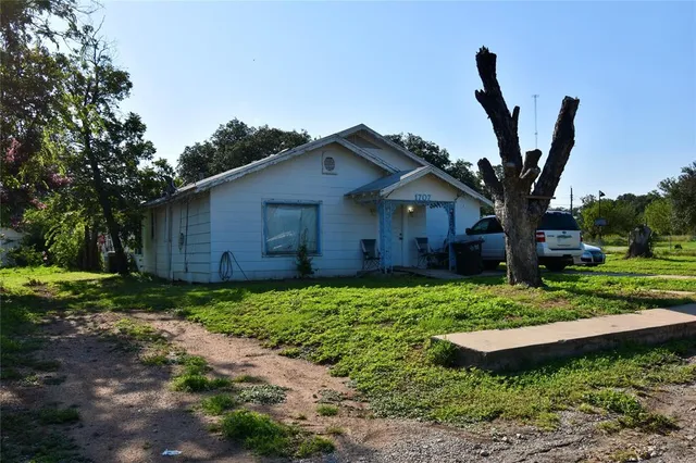 a view of a house with a yard