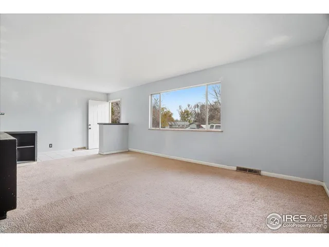 a view of empty room with window