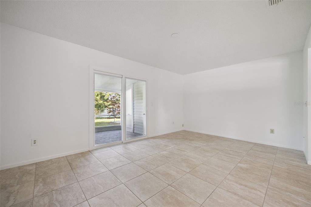 498 Green Spring Circle Winter Springs, FL 32708 - Photo 10 of 20 an empty room with windows and closet