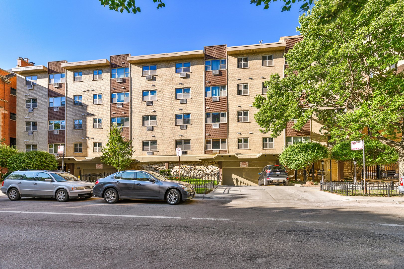 420 West Aldine Avenue, Unit 326 Chicago, IL 60657 - Photo 1 of 11 a building view