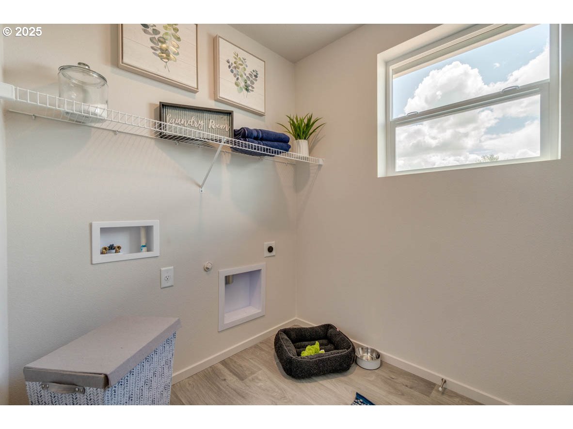 2996 U Street Springfield, OR 97477 - Photo 14 of 21 a picture of a room with toys and a window