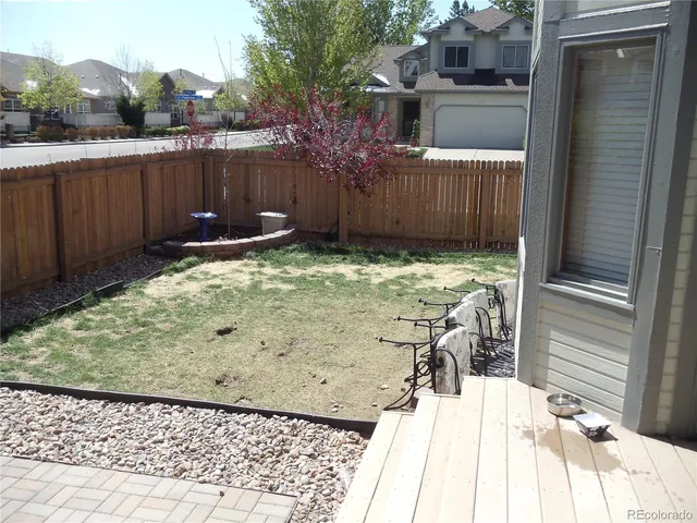a view of a backyard