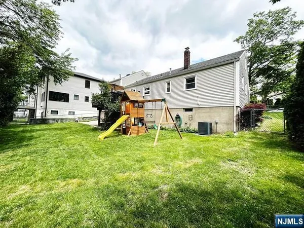 a view of a house with backyard