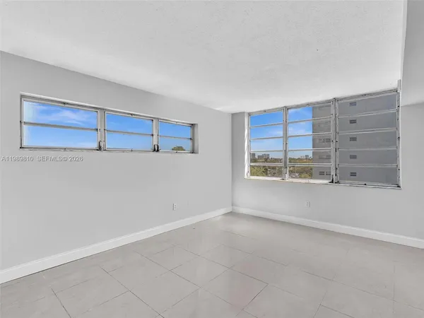 $2,000 | 1770 Northeast 191st Street, Unit 5001, Miami, FL 33179