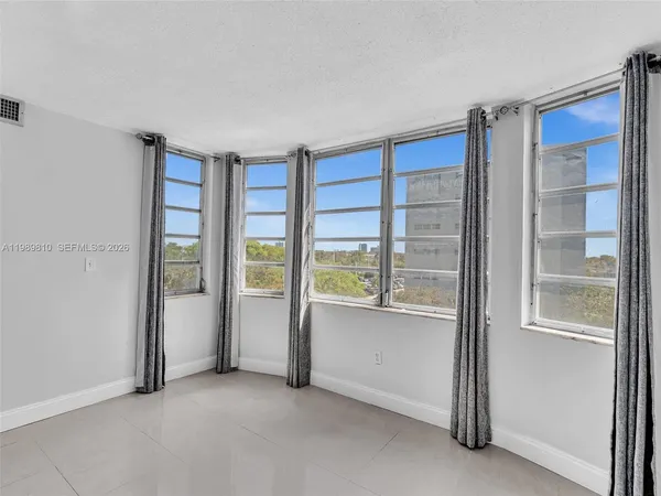 $2,000 | 1770 Northeast 191st Street, Unit 5001, Miami, FL 33179