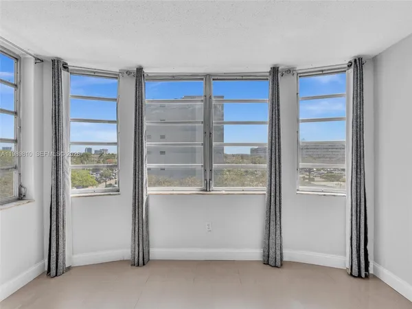 $2,000 | 1770 Northeast 191st Street, Unit 5001, Miami, FL 33179