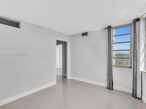 $2,000 | 1770 Northeast 191st Street, Unit 5001, Miami, FL 33179