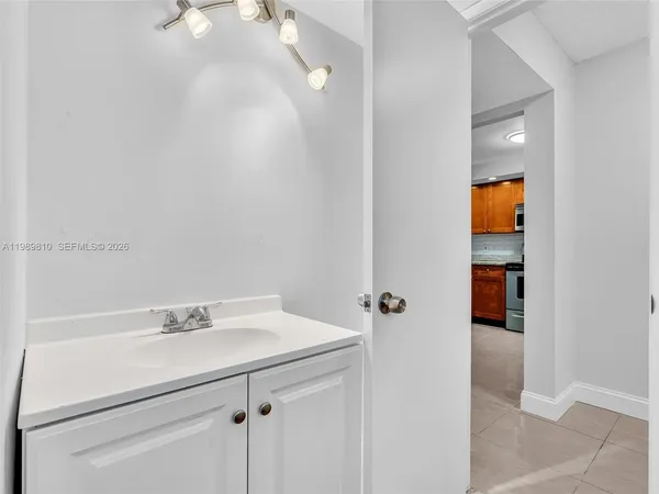 $2,000 | 1770 Northeast 191st Street, Unit 5001, Miami, FL 33179