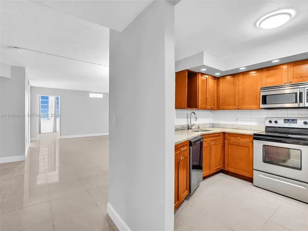 $2,000 | 1770 Northeast 191st Street, Unit 5001, Miami, FL 33179