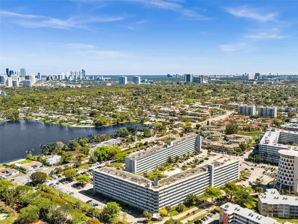 $2,000 | 1770 Northeast 191st Street, Unit 5001, Miami, FL 33179