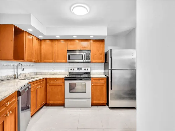 $2,000 | 1770 Northeast 191st Street, Unit 5001, Miami, FL 33179