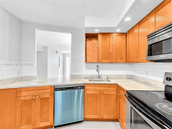 $2,000 | 1770 Northeast 191st Street, Unit 5001, Miami, FL 33179