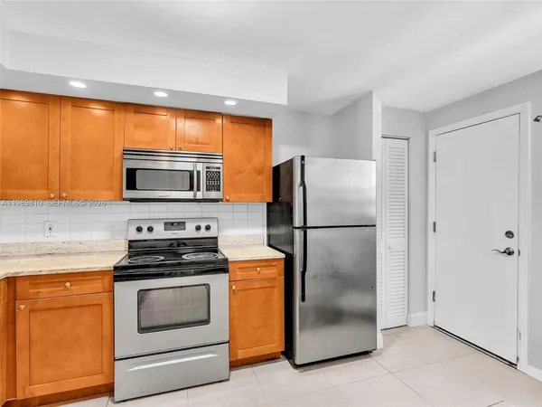 $2,000 | 1770 Northeast 191st Street, Unit 5001, Miami, FL 33179