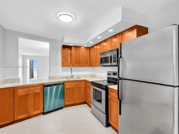 $2,000 | 1770 Northeast 191st Street, Unit 5001, Miami, FL 33179